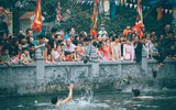 Sôi động trò chơi bắt vịt tại hội làng Vạn Phúc